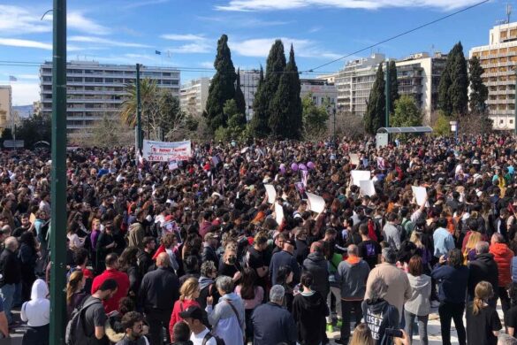 Μεγαλειώδης πορεία στο κέντρο της Αθήνας – Τα συνθήματα για τα Τέμπη