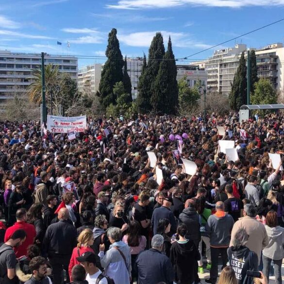 Μεγαλειώδης πορεία στο κέντρο της Αθήνας – Τα συνθήματα για τα Τέμπη
