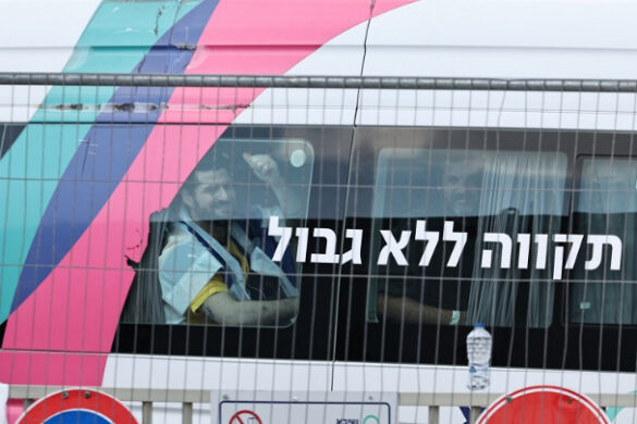 Τα πρώτα από τα 38 λεωφορεία που μεταφέρουν Παλαιστίνιους κρατουμένους που αφέθηκαν ελεύθεροι εισήλθαν στο έδαφος της Γάζας