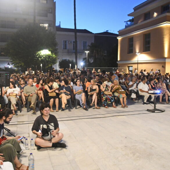 «Ο δάσκαλος που υποσχέθηκε τη θάλασσα» γέμισε το προαύλιο του Δημαρχείου Πατρών