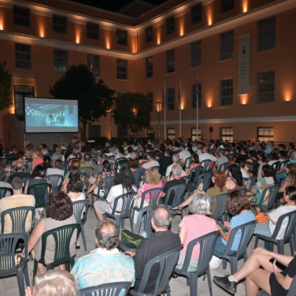 Πάτρα: Το «Κρέας»… μιας σκοτεινής επαρχίας “έλαμψε” στο αίθριο του Δημαρχείου
