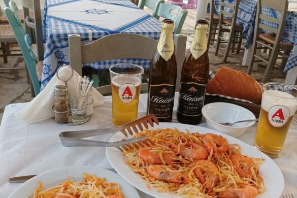 Εστίαση και κρατήσεις: Η γοητεία του «πάμε όπου βρούμε» και η τέχνη της κυριακάτικης ταλαιπωρίας