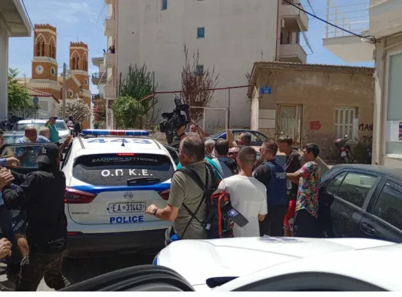 Ηλεία: Απολογείται ο 37χρονος παιδοκτόνος, πλήθος κόσμου έξω από το αστυνομικό τμήμα, δρακόντεια τα μέτρα