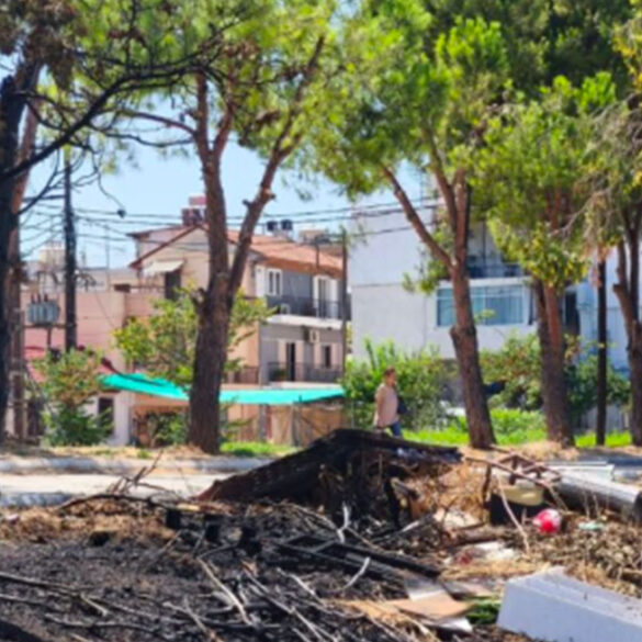 Πάτρα: Πυρκαγιά σε πλατεία από ξερά κλαδιά