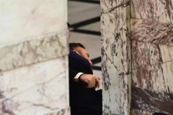 Επεισόδιο στη Βουλή: Στο αυτόφωρο ο Κωνσταντίνος Φλώρος