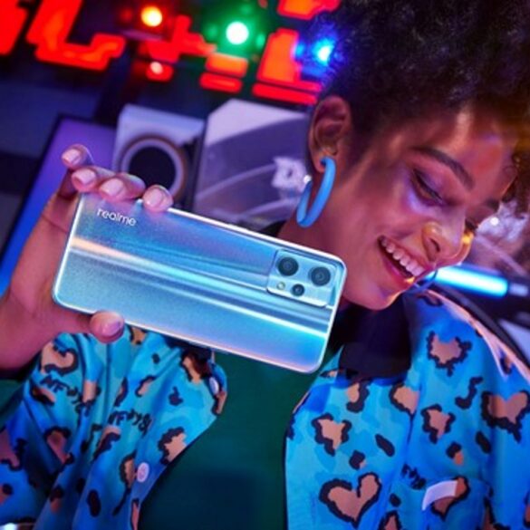 Η Realme κυκλοφορεί το πρώτο smartphone «χαμαιλέων» που αλλάζει χρώμα ανάλογα τον φωτισμό