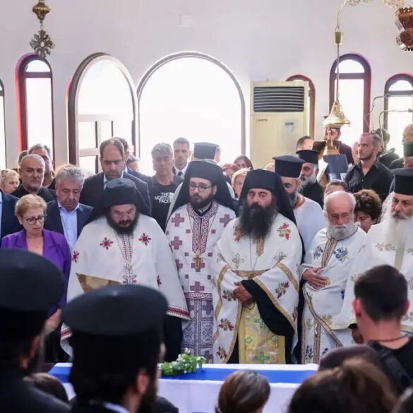 Ρέθυμνο: Σπαραγμός στην κηδεία του 25χρονου ήρωα πυροσβέστη που πέθανε στη φωτιά