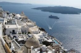 Σαντορίνη: Πλαφόν στην κρουαζιέρα, αναβάθμιση υποδομών και στοίχημα η βιωσιμότητα