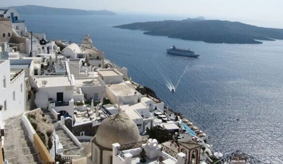 Σαντορίνη: Πλαφόν στην κρουαζιέρα, αναβάθμιση υποδομών και στοίχημα η βιωσιμότητα