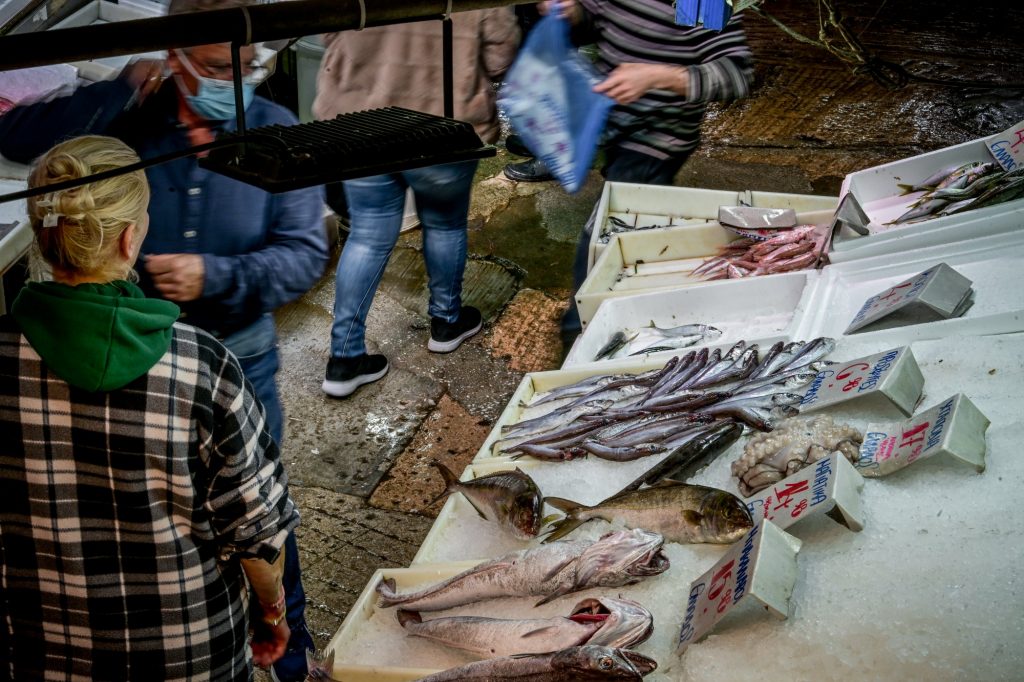 Πάτρα: «Φωτιά» οι τιμές στα θαλασσινά, αλλά γεμάτα τα ιχθυοπωλεία για την Καθαρά Δευτέρα 2 sarakosti