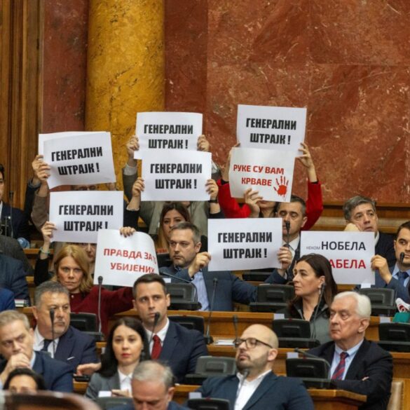 Σερβία – Χάος στο κοινοβούλιο