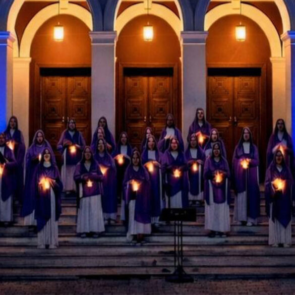 Οι ΣΦήγΚΕΣ με ύμνους και ποιήματα την Μ. Τρίτη μπροστά από το “Απόλλων”