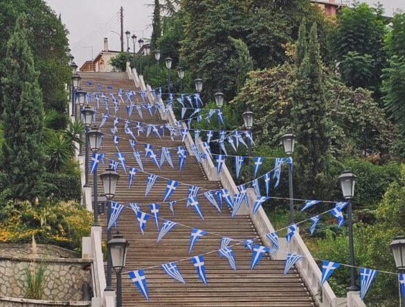 28η Οκτωβρίου: Οι σκάλες της Αγίου Νικολάου “πλημμύρισαν” γαλανόλευκες σημαίες