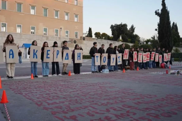 Συλλαλητήριο για τα Τέμπη – Κόσμος έχει ξεκινήσει και μαζεύεται στην πλατεία Συντάγματος