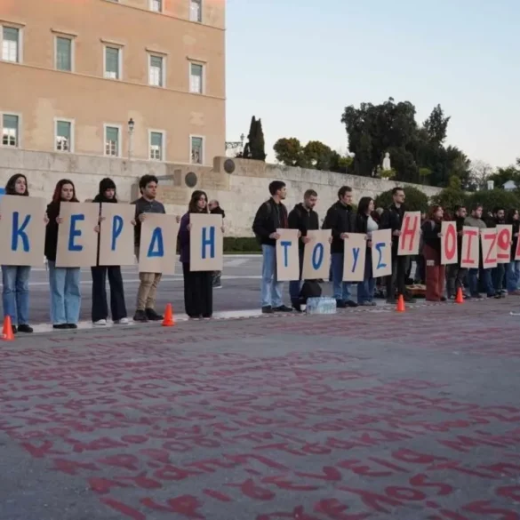Συλλαλητήριο για τα Τέμπη – Κόσμος έχει ξεκινήσει και μαζεύεται στην πλατεία Συντάγματος