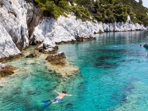 Σκάφος αναψυχής λεηλατούσε τον ελληνικό βυθό – Κατασχέθηκαν κοράλλια αξίας 800.000 ευρώ