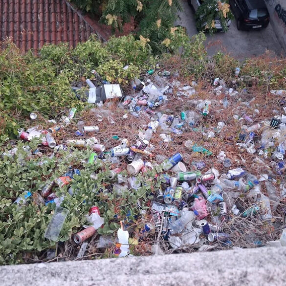 Πάτρα: Εικόνες ντροπής στα Ψηλαλώνια – Σκουπίδια κάτω από το ηλιακό ρολόι