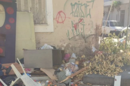Πάτρα: “Πνιγμένη” στα σκουπίδια η οδός Προύσσης