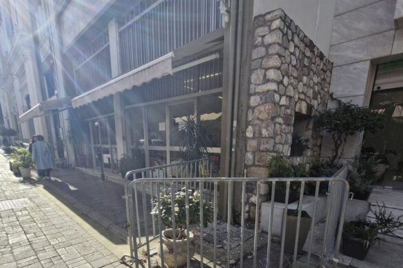 Πάτρα: Πτώση σοβάδων στο Ληξιαρχείο – Από τύχη δεν υπήρξε τραυματισμός στον πεζόδρομο της Παντανάσσης