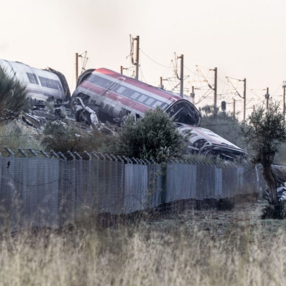 El Mundo: Η σιδηροδρομική τραγωδία στην Ισπανία ανατρέπει το προεκλογικό αφήγημα Σάντσεθ