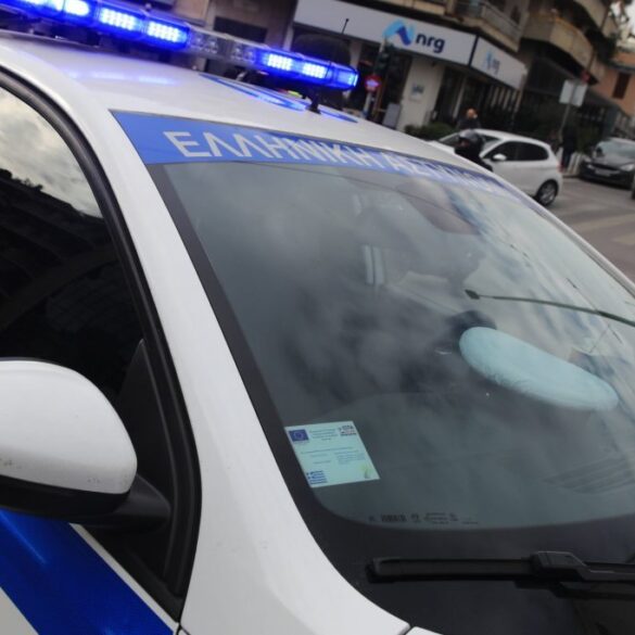 Σπείρα με δράση σε όλη τη χώρα – Η στιγμή που γυναίκα αγκαλιάζει ηλικιωμένο και του αρπάζει την αλυσίδα