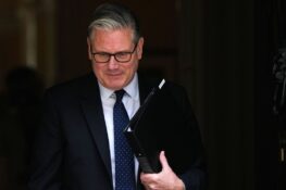 Βρετανία: Παραιτήθηκε από την Πρωθυπουργία o Στάρμερ