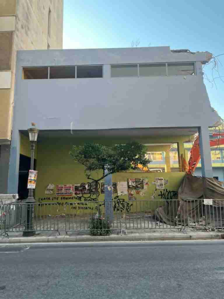 Τέλος εποχής για το Στρούμπειο: Αντίο στην ιστορική στοά που μεγάλωσε γενιές Πατρινών 2 stroumpeio patra katedafisi stoas1