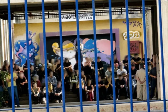 Ηλιούπολη: Αμίλητοι και με λευκά λουλούδια αποχαιρετούν την 17χρονη οι συμμαθητές της