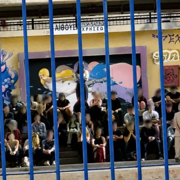 Ηλιούπολη: Αμίλητοι και με λευκά λουλούδια αποχαιρετούν την 17χρονη οι συμμαθητές της