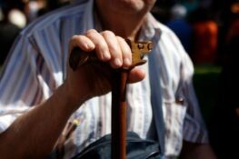 Ποιοι συνταξιούχοι θα πάρουν διπλό το επίδομα των 300 ευρώ