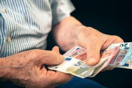 Μισή 13η σύνταξη αντί για επίδομα 300 ευρώ – Το νέο σενάριο για τους συνταξιούχους