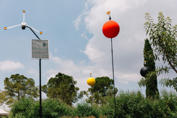 Τοποθετώντας τα μεγαλειώδη γλυπτά του Takis στο πάρκο του ΚΠΙΣΝ