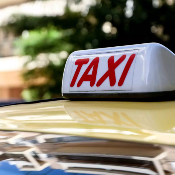 Ταξί: Πρόστιμο 1.000 ευρώ για όσους δεν έχουν αυτοκόλλητο για πληρωμή με POS