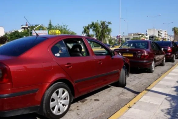 Πάτρα: Ταξί ανέβηκε σε πεζοδρόμιο και διέλυσε κολώνα του ΟΤΕ