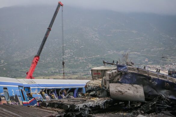 «Κόλαφος» η έκθεση Κοκοτσάκη για Τέμπη: 27 επιβάτες επέζησαν της σύγκρουσης αλλά κάηκαν ζωντανοί 