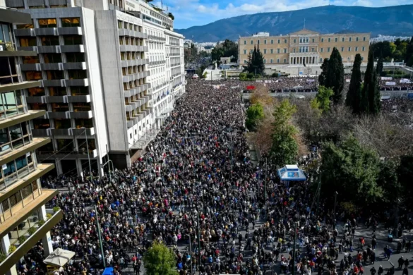 Τέμπη : «Μαλακώνει» η σκληρή γραμμή, πυκνώνουν οι συμμετοχές στις συγκεντρώσεις