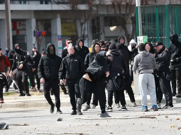 Σοβαρά επεισόδια στη Θεσσαλονίκη στην πορεία για τα Τέμπη – Μολότοφ και χημικά