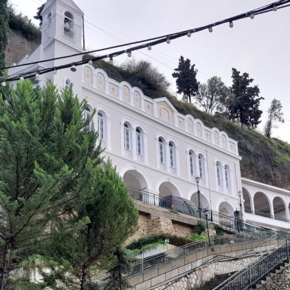 Το Αίγιο γιορτάζει σήμερα: Χιλιάδες πιστοί στην Παναγία Τρυπητή