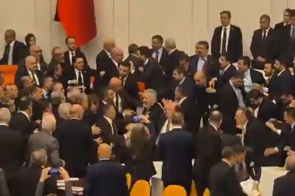 Χάος, ξύλο και σοβαρά επεισόδια στην τουρκική Βουλή