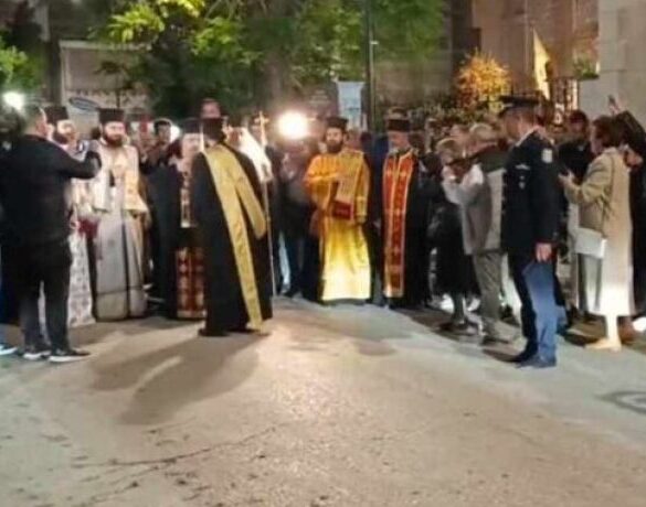 Το Άγιο Φως έφθασε στην Πάτρα – Mεγαλοπρεπής η υποδοχή του