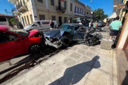 Ναύπακτος: Μητέρα τράβηξε το παιδί της τελευταία στιγμή σε σοκαριστικό τροχαίο
