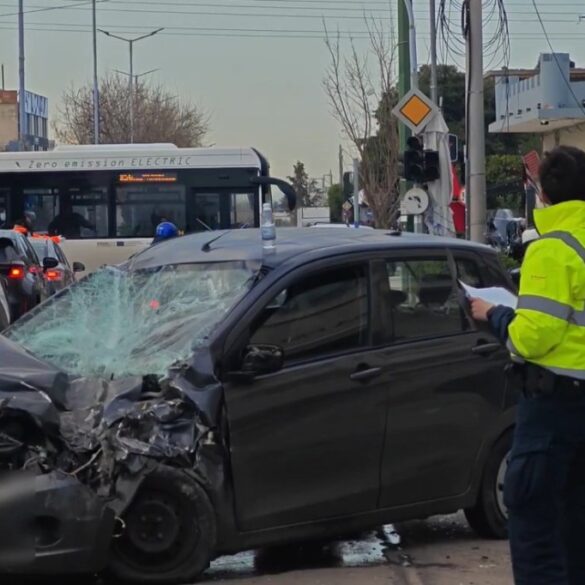 Κυκλοφοριακό κομφούζιο στη Λεωφόρο Θηβών – Φορτηγό προσέκρουσε σε σταθμευμένα, τρεις τραυματίες
