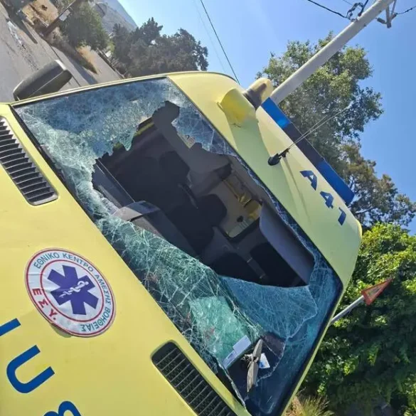 Χανιά: Τροχαίο με ασθενοφόρο – Τραυματίες οι διασώστες, νεκρός από ανακοπή ο ασθενής