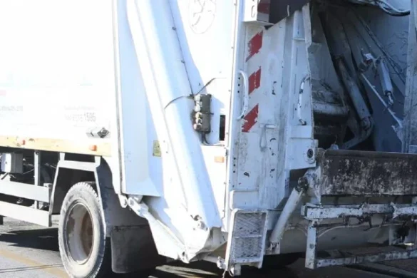 Σφηνώθηκε ανάμεσα σε ΙΧ και απορριμματοφόρο – Σοκάρουν οι λεπτομέρειες του ατυχήματος του εργαζομένου – Νοσηλεύεται στο Ρίο με σοβαρά τραύματα