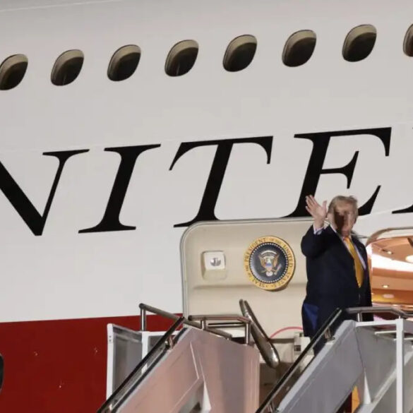 Ο Τραμπ άλλαξε Air Force One στη μέση του ταξιδιού του