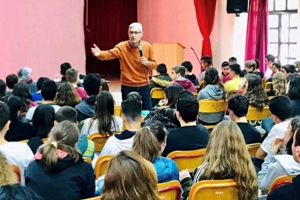 Ομιλία του Άγγελου Τσιγκρή για τη σχολική βία στην Κάτω Αχαΐα