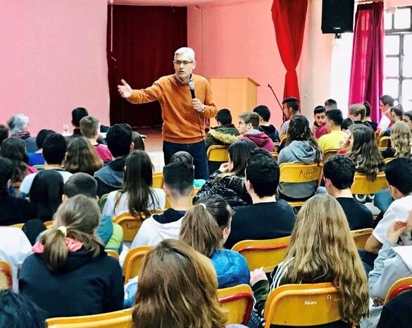 Ομιλία του Άγγελου Τσιγκρή για τη σχολική βία στην Κάτω Αχαΐα