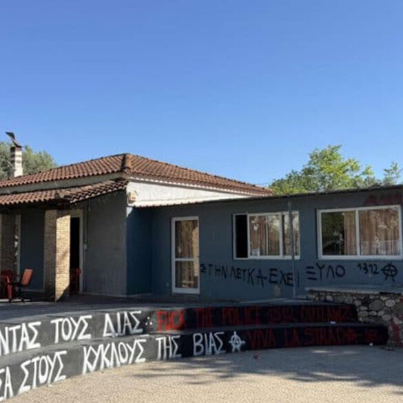 Πάτρα: Έσπασαν τα τζάμια και έγραψαν συνθήματα κατά αστυνομικών στον Εκπολιτιστικό Σύλλογο Λεύκας
