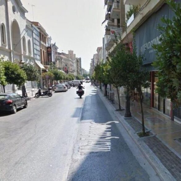 ΠΑΤΡΑ: Μπήκε με το ΙΧ πάνω στον νέο πεζόδρομο της Μαιζώνος