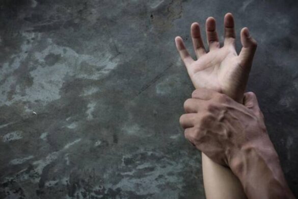 Δυτ. Ελλάδα: Πήγε να τη βιάσει στην αυλή του σπιτιού της αλλά τον κατάλαβε περαστικός και τον σταμάτησε – Συνελήφθη αργότερα από αστυνομικούς